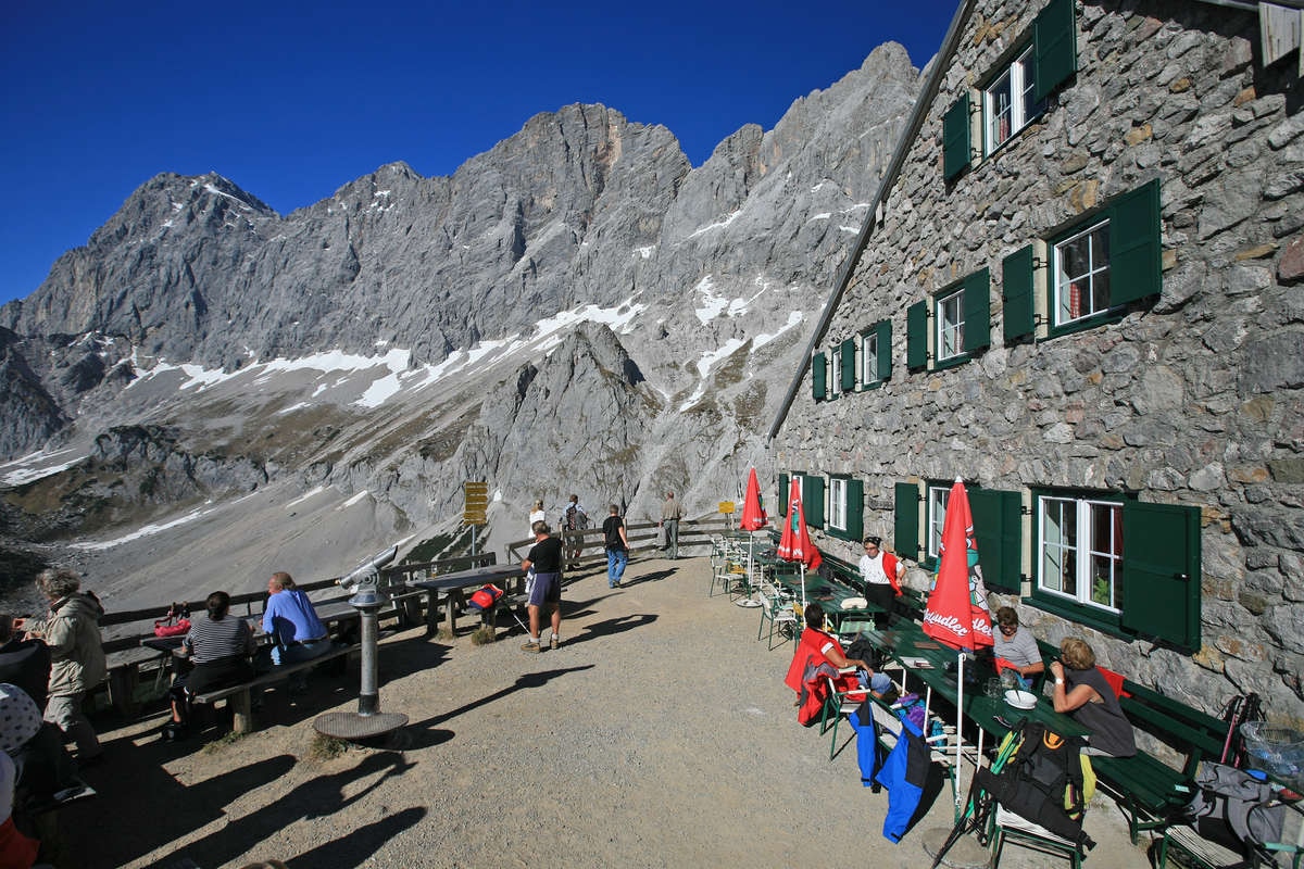 Wandern Wanderung zur Dachstein Südwand Hütte von der Dachstein