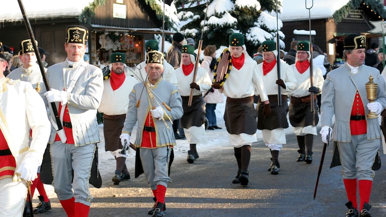 Eine Parade mit vielen Menschen in Sachsen feiern die Vorweihnachtszeit.