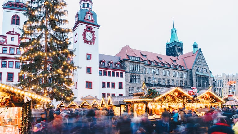 ein winterlicher Weihnachtsmarkt mit vielen Menschen und Dekoration in Sachsen.