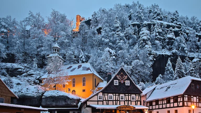 Eine verschneite Stadt in Sachsen am Nachmittag.