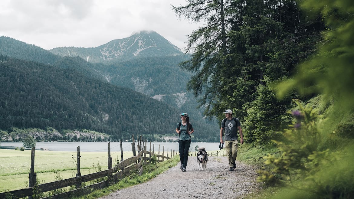 Abschnitte der Alpenüberquerung führen gemütlich entlang von Seen.