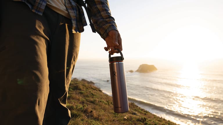 Die Flaschen von Hydro Flask überzeugen nicht nur mit ihrer Funktionalität, sondern auch mit dem schlichten Design.