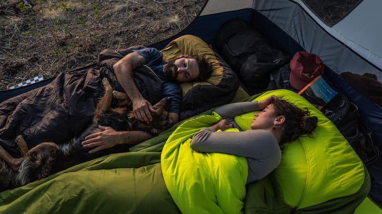 Das Schlafsystem von Zenbivy sorgt im Freien für einen angenehmen Schlaf.