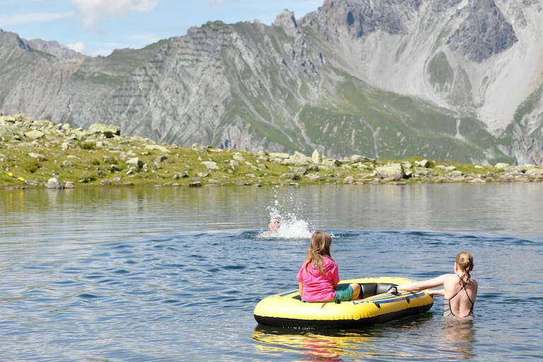 Kaltenberghütte: Schlauchbootfahren im Bergsee