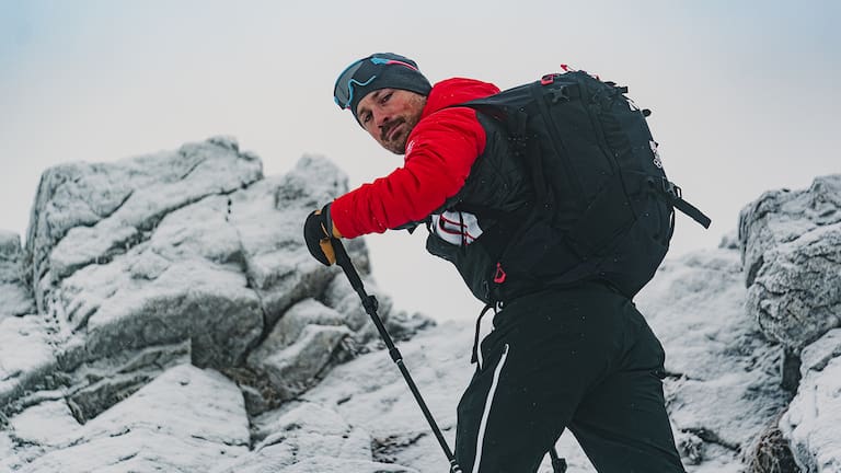 Der Profi-Snowboarder Alex Payer kennt einige gute Tipps, wie man sich für die Skitourensaison vorbereitet.