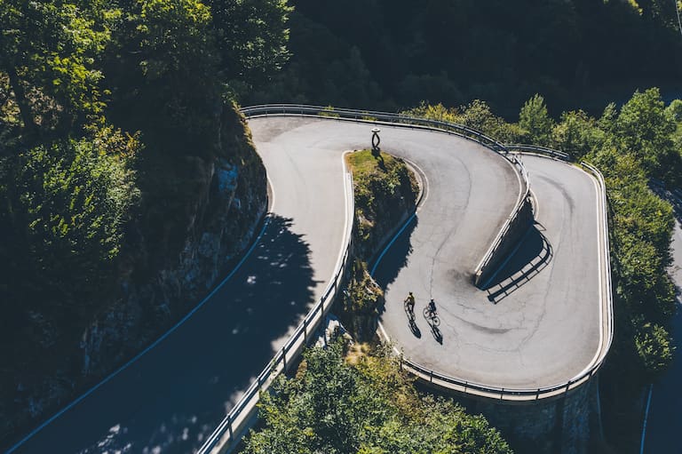 Rennradfahrer auf Alpenpass im Tessin auf den Serpentinen im Valle Onsernone