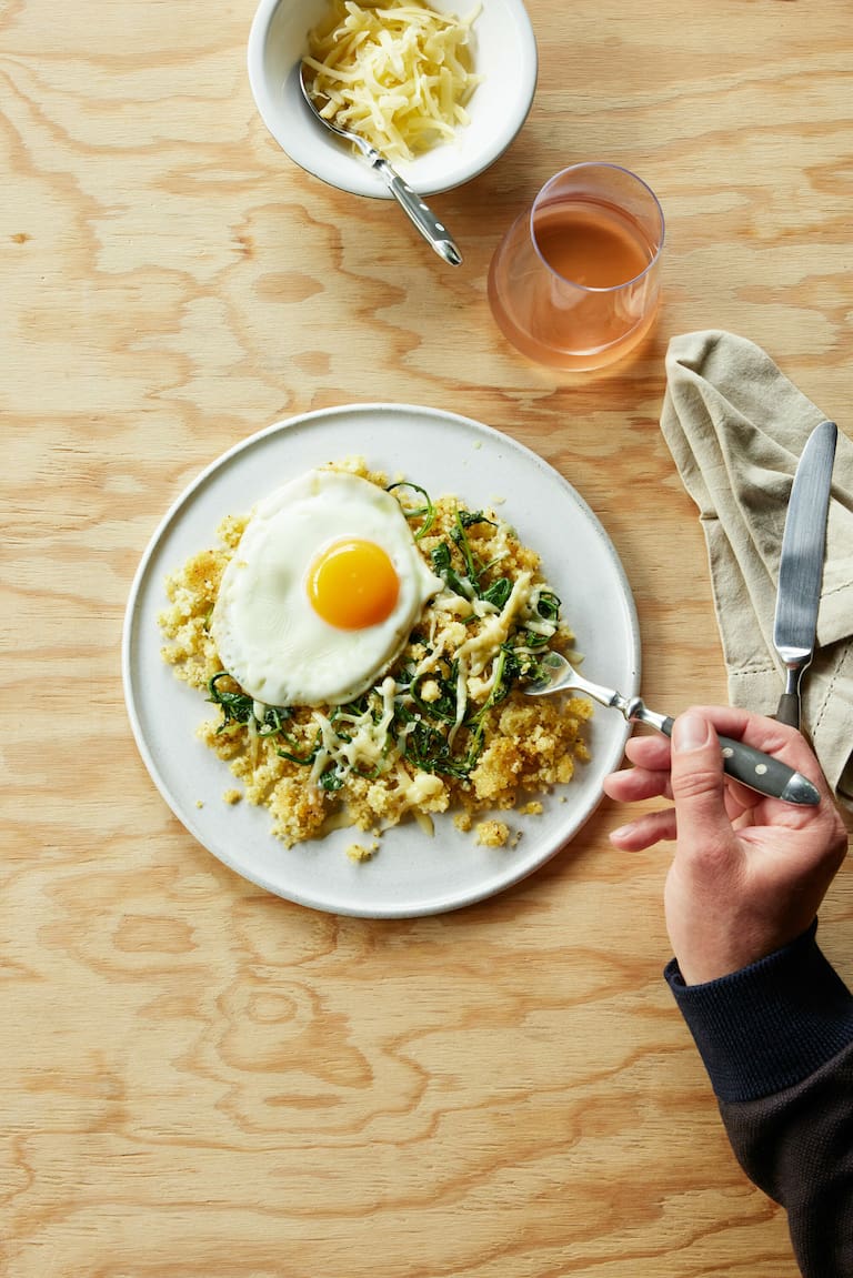 Riebelmais mit Rauke und Bergkäse