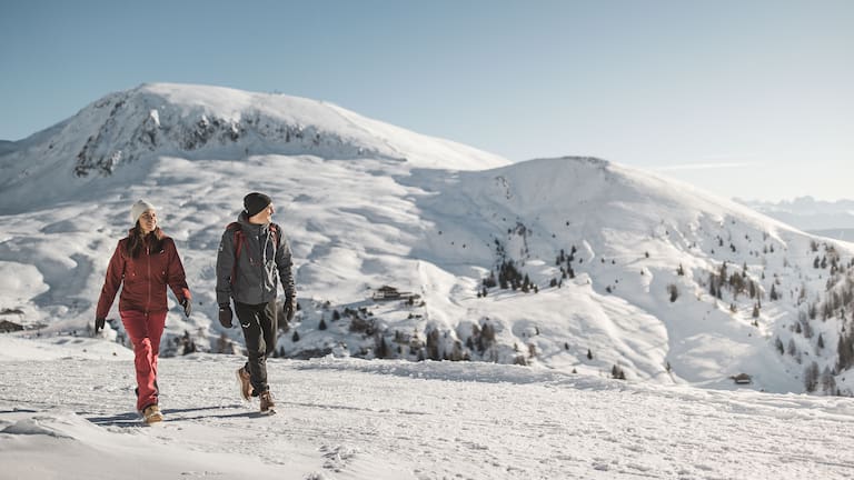 Winterspaziergang durch Meran & Umgebung: In der schneeweißen Natur entfaltet sich die unberührte Idylle, perfekt für entspannte Momente.