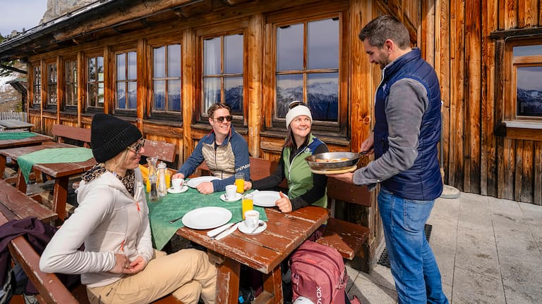 Viktor Unterberger, Wirt der Loserhütte, versorgt seine Gäste mit regionalen Gerichten.