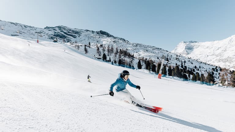 Mit sanften Pisten, familiärer Atmosphäre und einer entspannten Umgebung ist das Skifahren in Meran & Umgebung perfekt für Anfänger und Kinder, die ihre ersten Schwünge im Schnee wagen möchten.