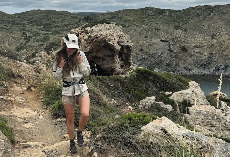 Leicht, vielseitig, robust und funktional – bestens ausgestattet waren Heidi Messner und ihre Eltern auf dem Camí de Cavalls mit der neuen Puez Trekking Kollektion von Salewa.