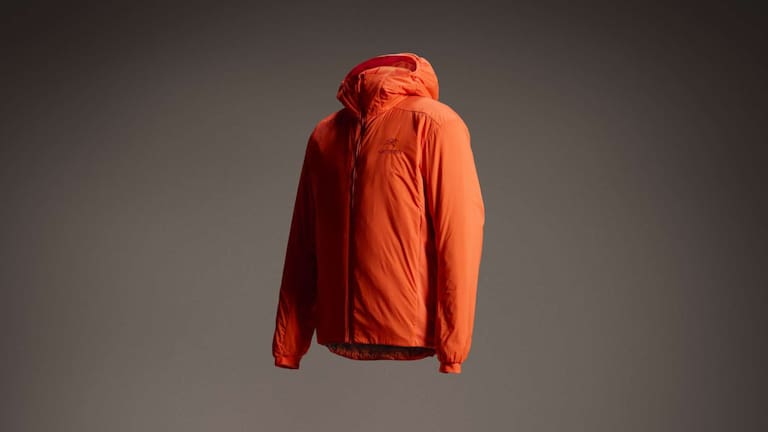 Der leichte, vielseitig einsetzbare Atom Hoody von Arc’teryx setzt auf eine synthetische Isolierung und spendet dir selbst bei kaltem, nassem Wetter mollige Wärme.