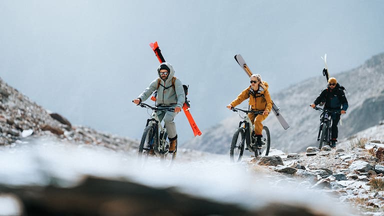 Skitouring kombiniert mit Wandern und Mountainbiken – kein Problem mit der neuen „Sella Free“-Kollektion von Salewa.