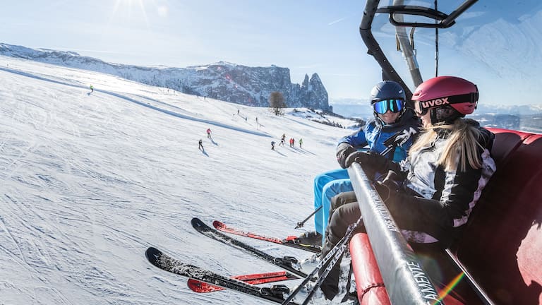 Hoch über der Piste die Seele baumeln lassen, während die Sonne auf den glitzernden Schnee scheint - das ist in der Dolomitenregion Seiser Alm möglich.