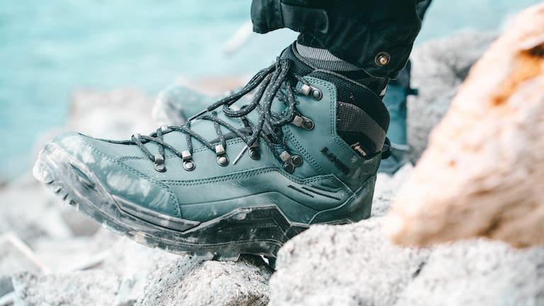 Der LOWA RENEGADE EVO GTX MID ist ein robuster, bequemer und zuverlässiger Wanderschuh, der perfekt für Outdoor-Abenteuer geeignet ist.