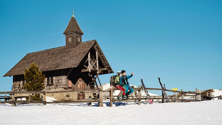 Malerisch – so könnte man die Lorettokapelle inmitten des weißen Schneegewandes beschreiben. Hier ist Entschleunigung garantiert.