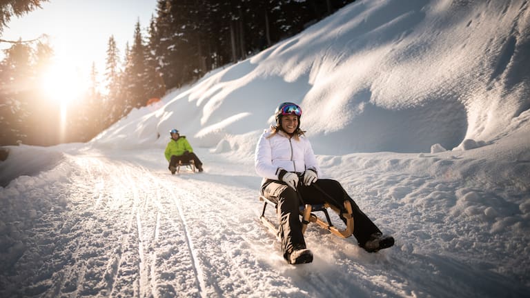 Das Rodeln im Winter bringt Spaß und Aufregung, während die Teilnehmer in ihren Schlitten die verschneiten Pisten hinunter sausen und die kalte Luft voller Freude durchströmt.