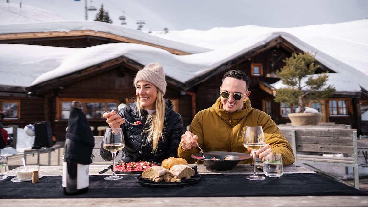 In der Mitte oder am Ende eines erlebnisreichen Wintertages laden über 40 Almen, Hütten und Restaurants zum Einkehren und Geniessen ein.