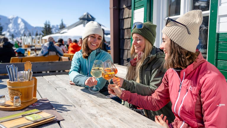 Auf den Gipfelerfolg kann man gemütlich auf der Terrasse der Krummholzhütte anstoßen.