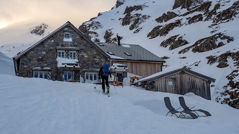 Skitourengeher erreicht SAC-Hütte in den Schweizer Alpen