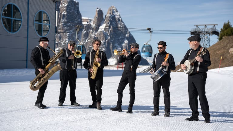 Bands aus dem Alpenraum in der Dolomitenregion Seiser Alm sorgen beim Swing on Snow Winter Music Festival von früh bis spät für gute Stimmung.