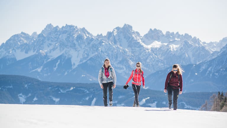 Drei Frauen beim Winterwandern im Gsiesertal