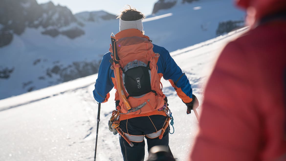 Wer seinen Rucksack richtig packt, hat auf einer Hochtour mehr Freude.