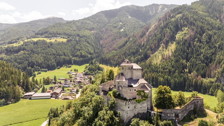 Die Burg Reifenstein liegt nur wenige Kilometer südlich von Sterzing. Sie ist bekannt für ihre beeindruckenden Fresken und ihre strategische Lage.