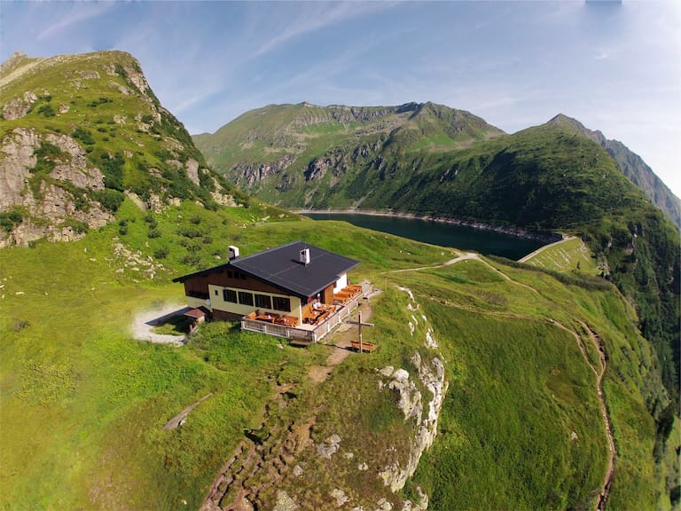 Bockhartseehütte mit See und Wiese