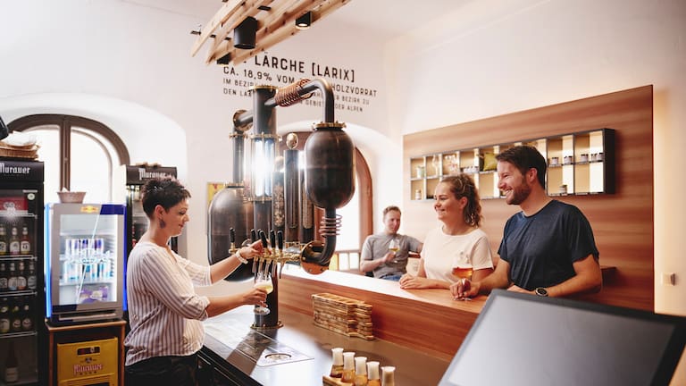 Das Einkaufserlebnis in der Bierapotheke macht mit einem edlen Murauer Malzgetränk gleich doppelt so viel Spaß.