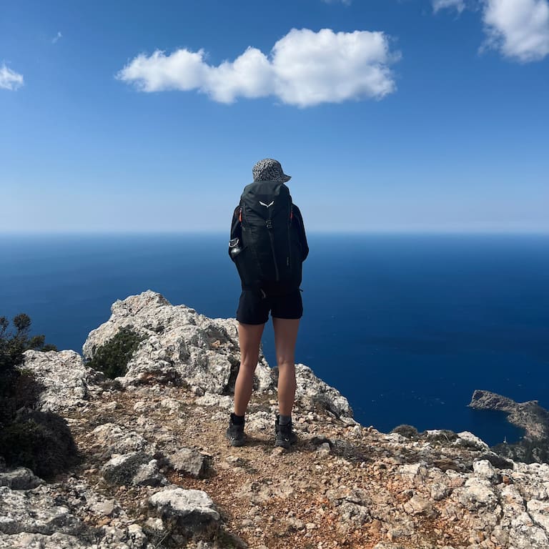 Packe beim Trekking nur das Notwendigste ein und achte sorgfältig auf das Gewicht deines Rucksacks.