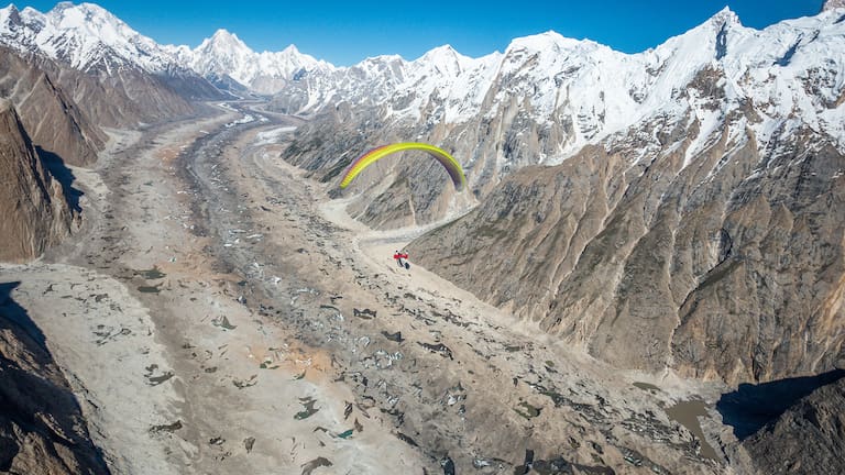 Gipfel soweit das Auge reicht: Der Blick aus der Luft auf die Berge des Karakorum. 
