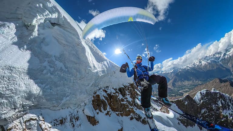 Antoine Girard mit seinem Gleitschirm über den Bergen Pakistans bei seinem Versuch zum Höhenrekord.