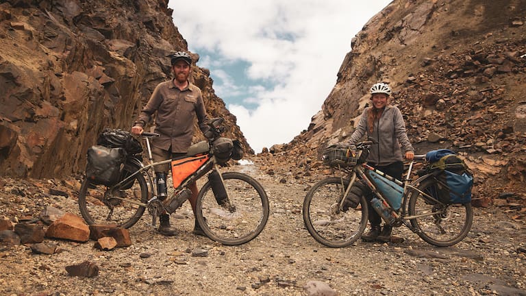 Sophie Planque und Jérémy Vaugeois erklimmen steinige 4.913 Meter auf ihren Mountainbikes in Peru. 