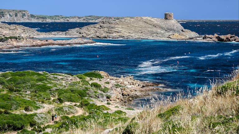 Einmal rund um Menorca wandert man auf dem 185 Kilometer langen Camí de Cavalls.