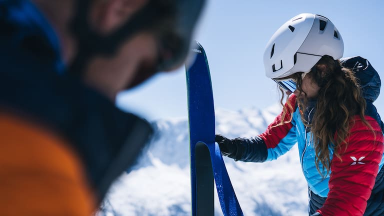 Der Haute Route Helm von Mammut ist ein Allrounder und passt sich mühelos an – so geht es sicher auf die Piste!