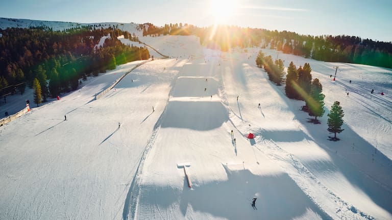 Der Snowpark wartet mit Obstacles und Schanzen auf alle Abenteuerlustigen.