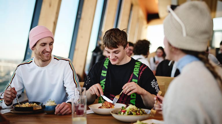 Nach dem Auspowern schmeckt die Stärkung im EAGLE-Restaurant besonders gut.