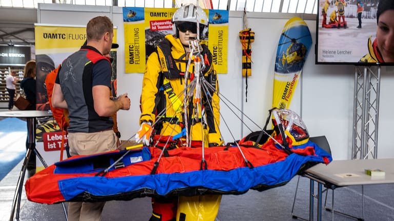 Auf der Alpinmesse werden die neuesten Sicherheitsausrüstungen und Einsatzequipment für die Bergrettungen präsentiert.