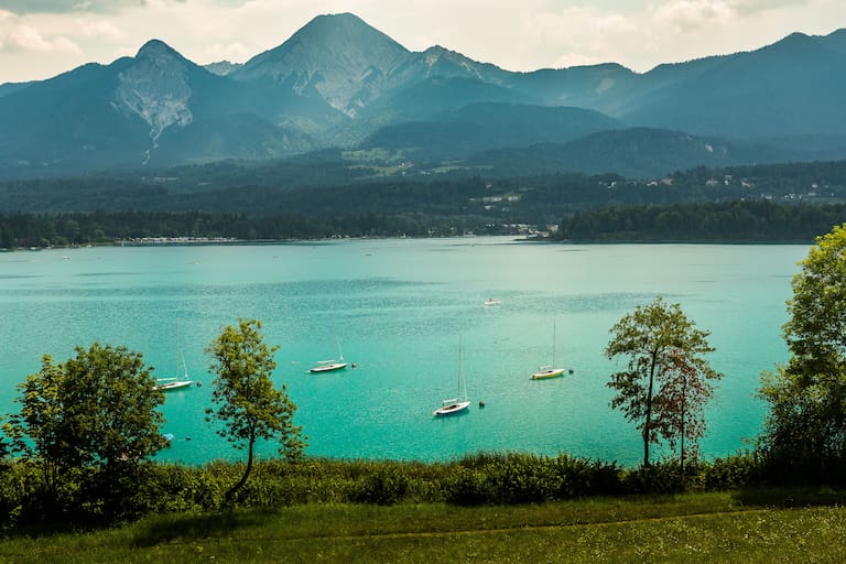 faakersee mit bäumen