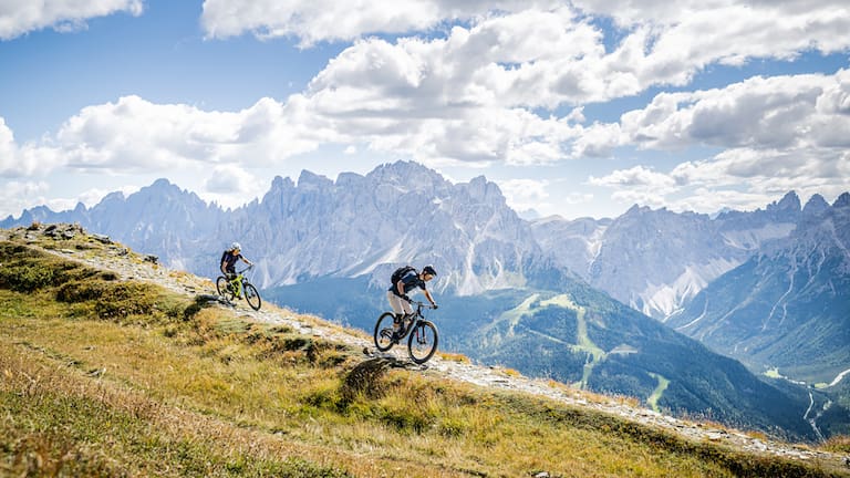 Wer doch lieber gerne mit dem Rad die Berge hinuntersaust, ist bei Dolomiti Supersummer genau richtig. Eine Vielzahl an Radwegen ermöglicht dir nahezu unbegrenzten Fahrspaß.