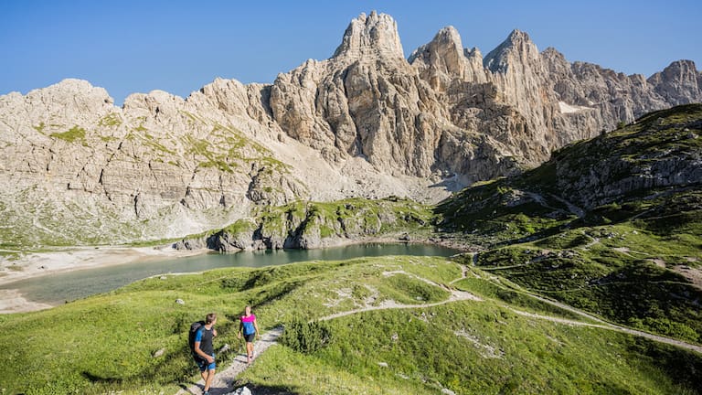 In der Region Dolomiti Supersummer kannst du den Bergsommer so richtig auskosten: Mit zahlreichen Wanderwegen kannst du die Gegend erkunden.