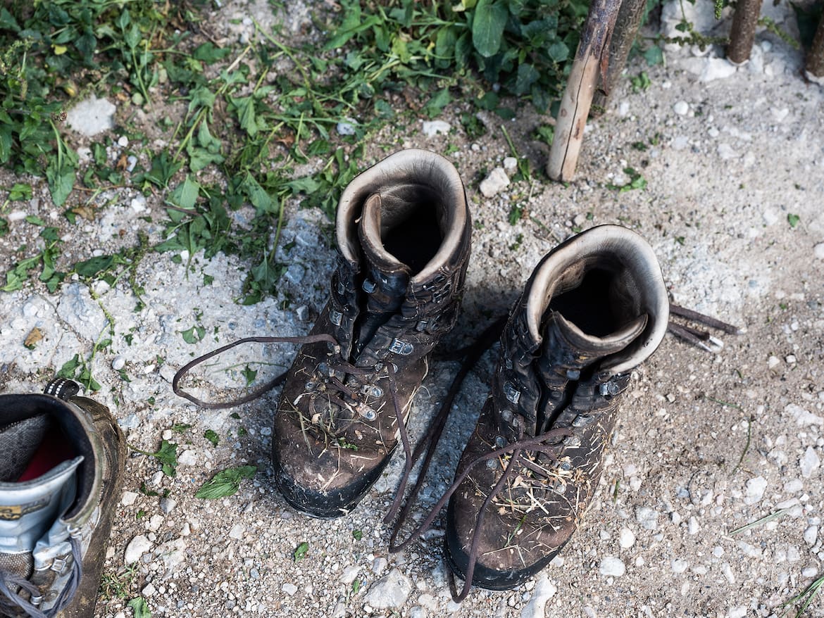 Hohe Wanderschuhe schützen zwar nicht unbedingt vorm Umknöcheln, dafür aber vor Schmutz und Nässe.