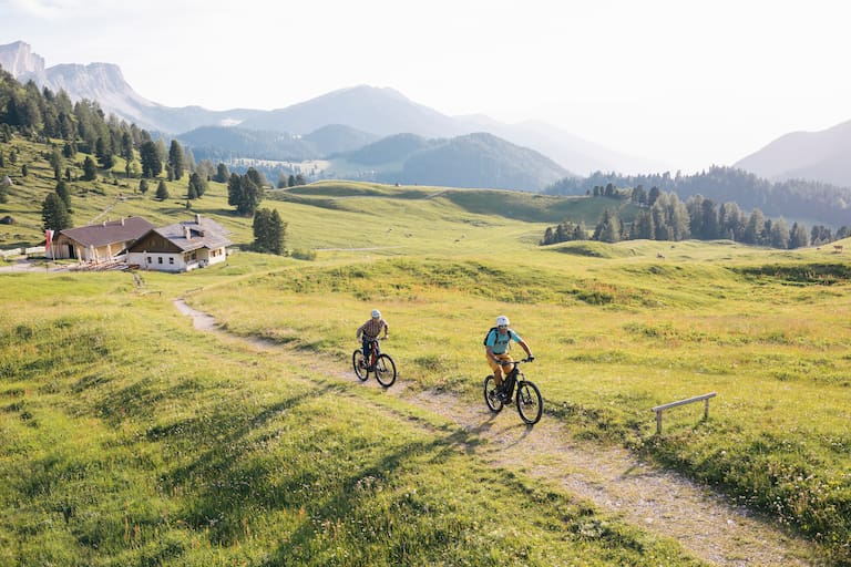 E-Mountainbiker bei der Gampenalm am Fuß der Geislerspitzen, Südtirol