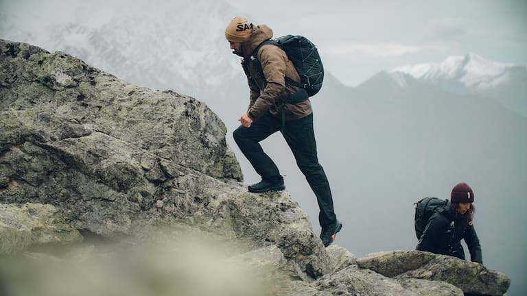 Mit dem X Ultra Alpine GTX Wanderschuh bist du selbst am steilen Hang trittsicher.