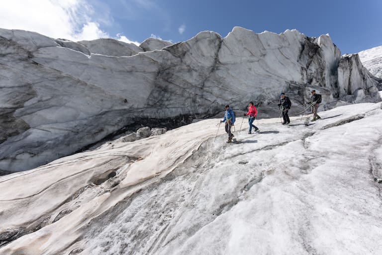 Drei Personen überqueren Feegletscher im Saas-Tal