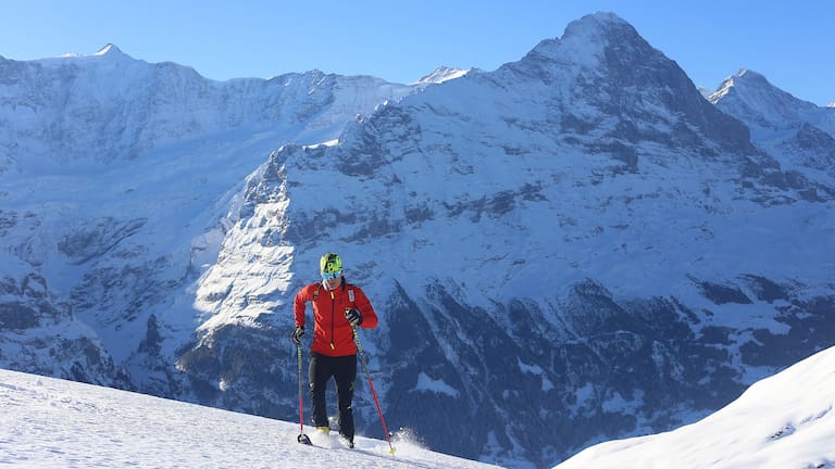 Tourengeher am verschneiten Berg.