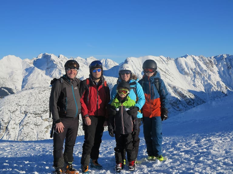 Familienskifahren mit Jakob, Leo, Evelyn und Tobias (von li nach re). Seefelder Spitz, Karwendel im Hintergrund, Tirol