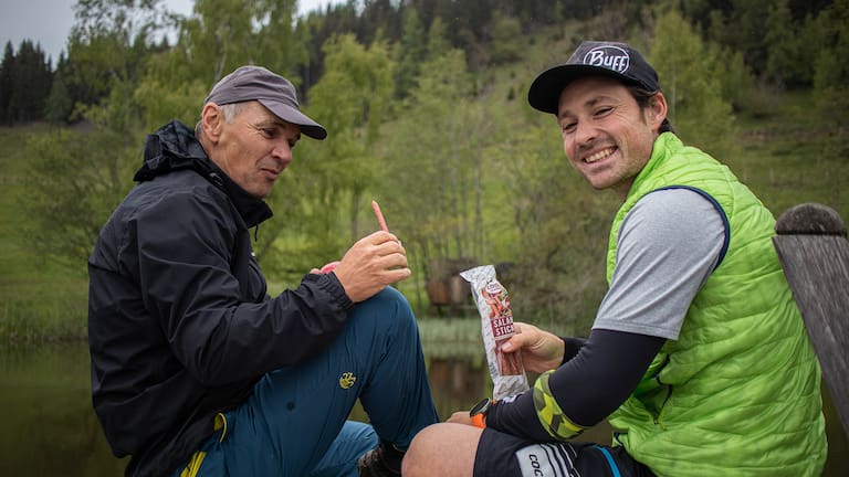 Mit den Loidl-Salamisnacks sind Alex Payer und sein Vater bestens versorgt.