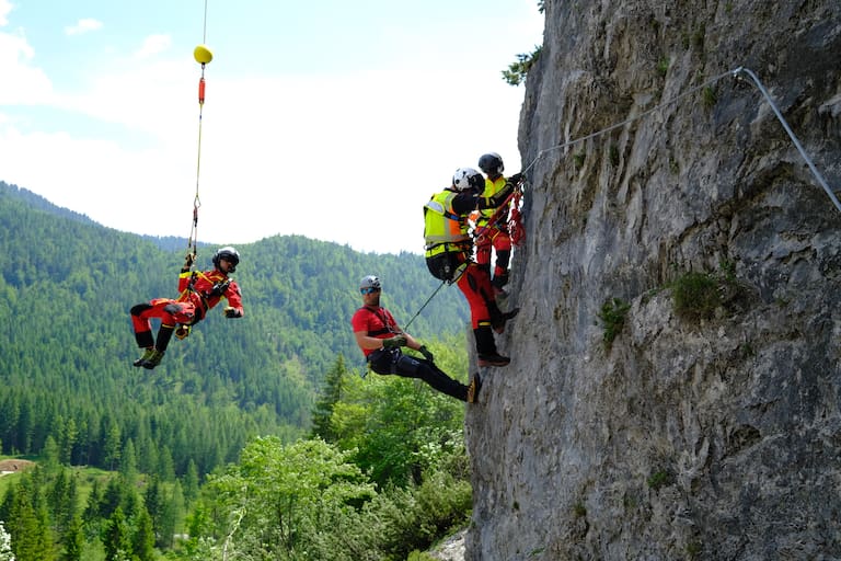 Taubergung am Klettersteig. Versagen am Klettersteig die Kräfte und kommt die Angst vor einem Sturz hinzu, ist man blockiert.